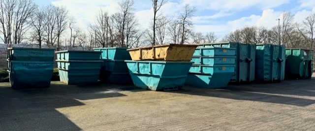 Zwei blaue Container auf dem Hof